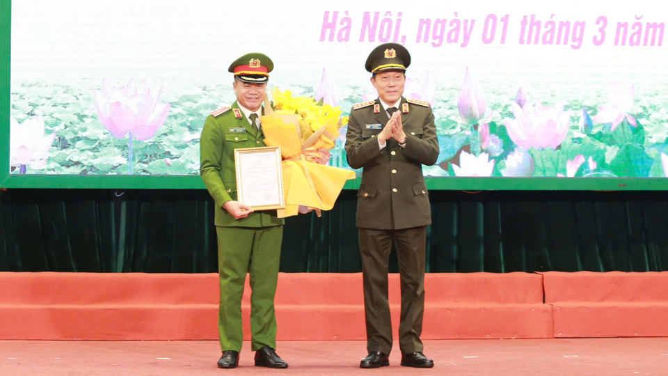 Đại tướng Lương Tam Quang trao Quyết định của Bộ trưởng Bộ Công an giao Thiếu tướng Nguyễn Thanh Tùng - Phó Giám đốc, Thủ trưởng Cơ quan Cảnh sát điều tra Công an TP Hà Nội điều hành hoạt động của Công an TP Hà Nội cho đến khi có Giám đốc Công an TP mới.