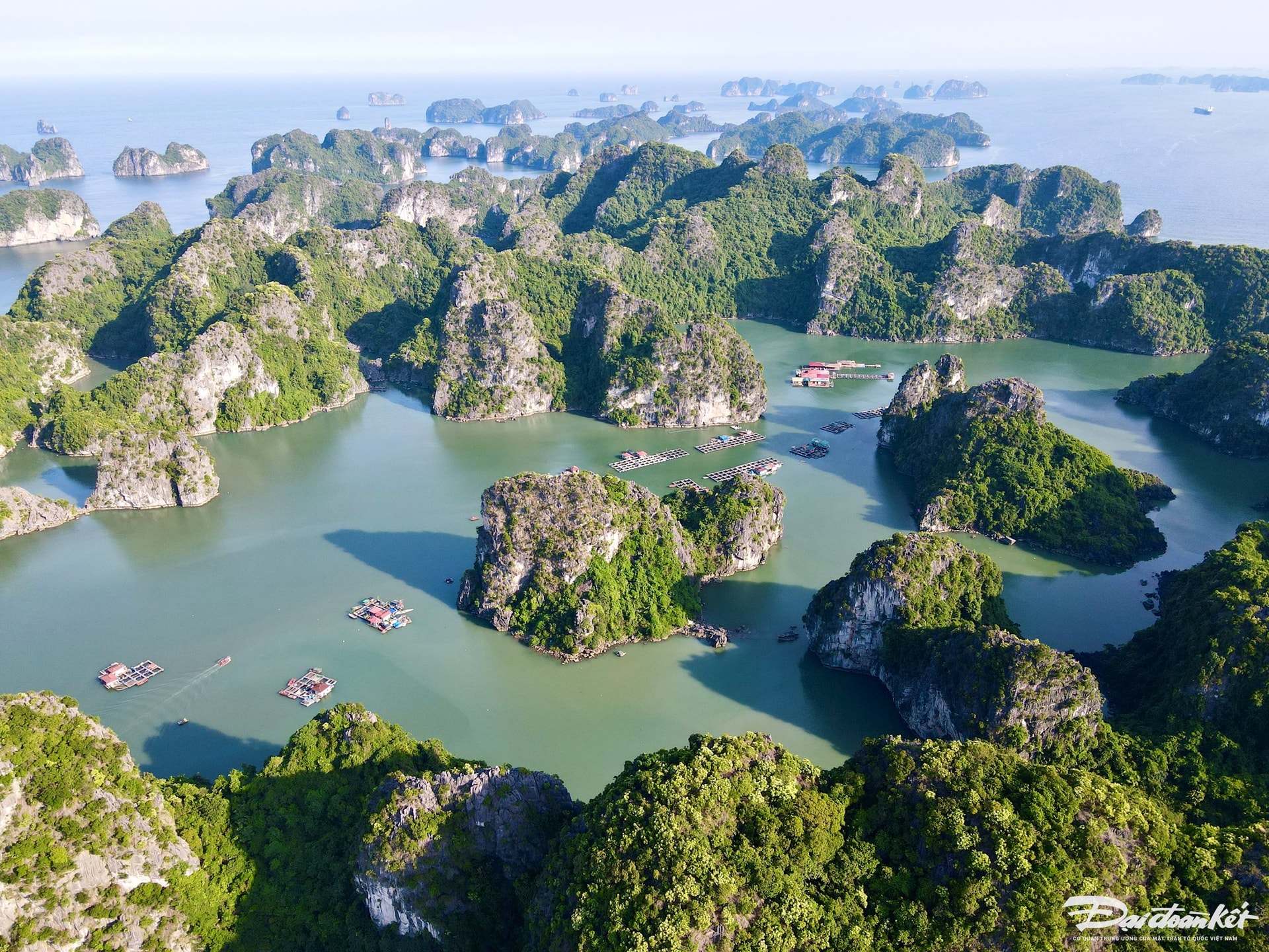 Làng chài Vung Viêng nằm trong lòng Di sản vịnh Hạ Long, cách Cảng tàu du lịch quốc tế Tuần Châu khoảng 20km về phía Đông Nam.