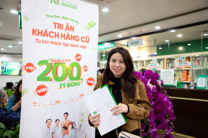 Chăm sóc sức khỏe tinh thần cho nữ doanh nhân chưa được chú trọng - Vietnam.vn Thu Cúc TCI tiên phong với chính sách tích điểm ngược tạo dấu ấn khác biệt - 1 Khách hàng sử dụng quà tri ân và áp dụng bảo hiểm tiết kiệm nhiều chi phí (Ảnh: TCI).