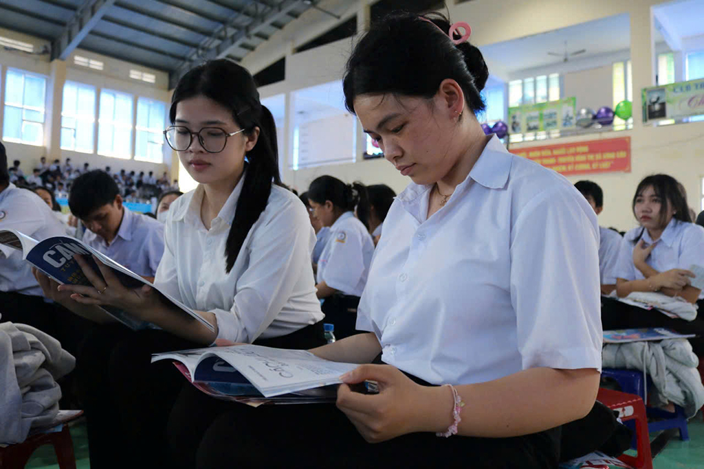 Tìm được phương pháp ôn thi chương trình mới qua Cẩm nang tuyển sinh - Ảnh 3.