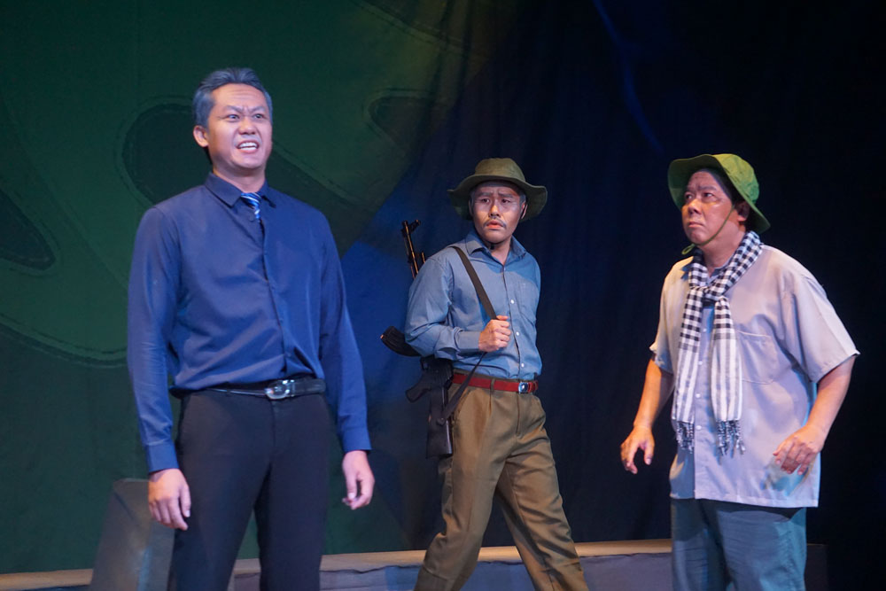 Một cảnh trong vở “Đồng chí” của Hội Sân khấu TP HCM Một cảnh trong vở “Đồng chí” của Hội Sân khấu TP HCM
