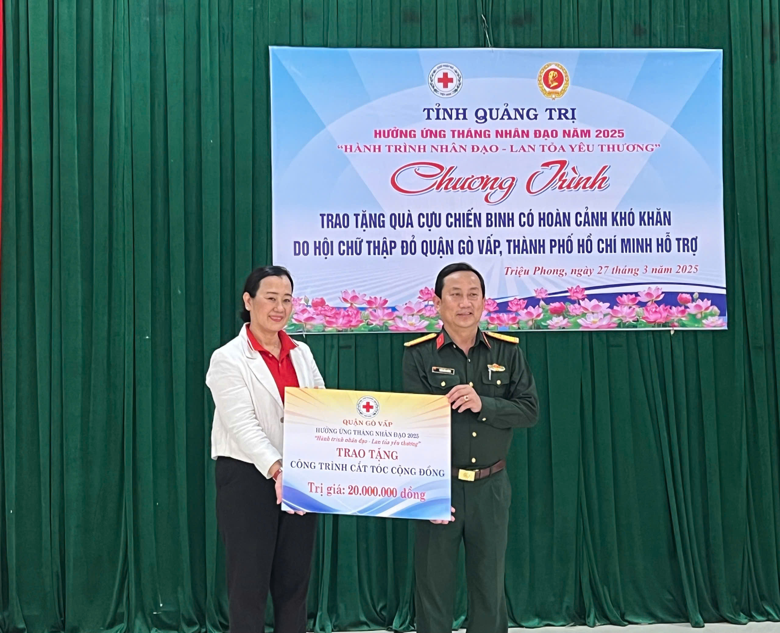 Trao cờ Tổ quốc, tặng quà cho cựu chiến binh, học sinh nghèo- Ảnh 2. Trao cờ Tổ quốc, tặng quà cho cựu chiến binh, học sinh nghèo- Ảnh 2.