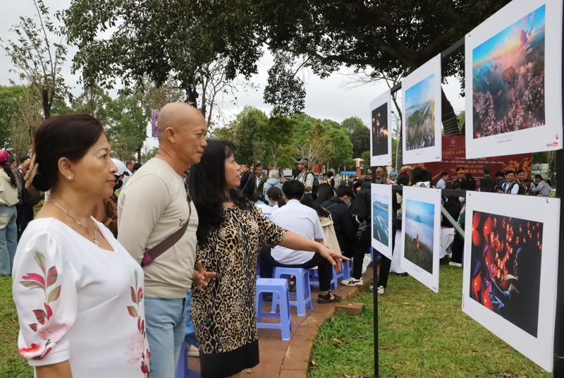 trien lam anh sac mau hoi tu huong ung le hoi ca phe buon ma thuot 2025 hinh 1