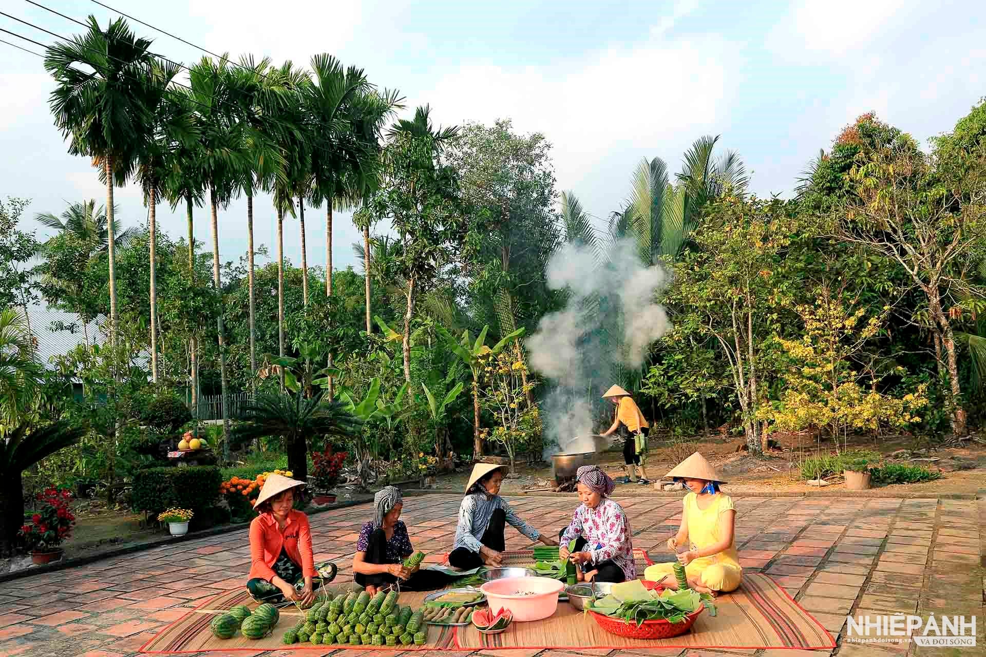 W__dong_1goi-banh-tet-don-tet-o-mien-que-nam-bo_tran-thi-thu-dong-ha-noi-.jpg