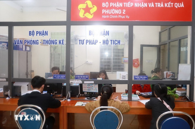 Bộ phận một cửa tiếp nhận thủ tục hành chính tại Ủy ban Nhân dân cấp xã, phường. (Ảnh: Xuân Triệu/TTXVN)