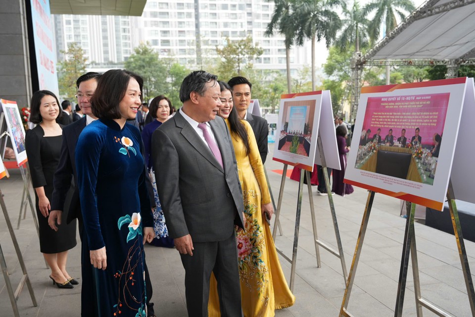 Phó Bí thư Thường trực Thành ủy Hà Nội Nguyễn Văn Phong và Phó Chủ tịch UBND TP Vũ Thu Hà tham quan triển lãm. Ảnh: Duy Khánh.