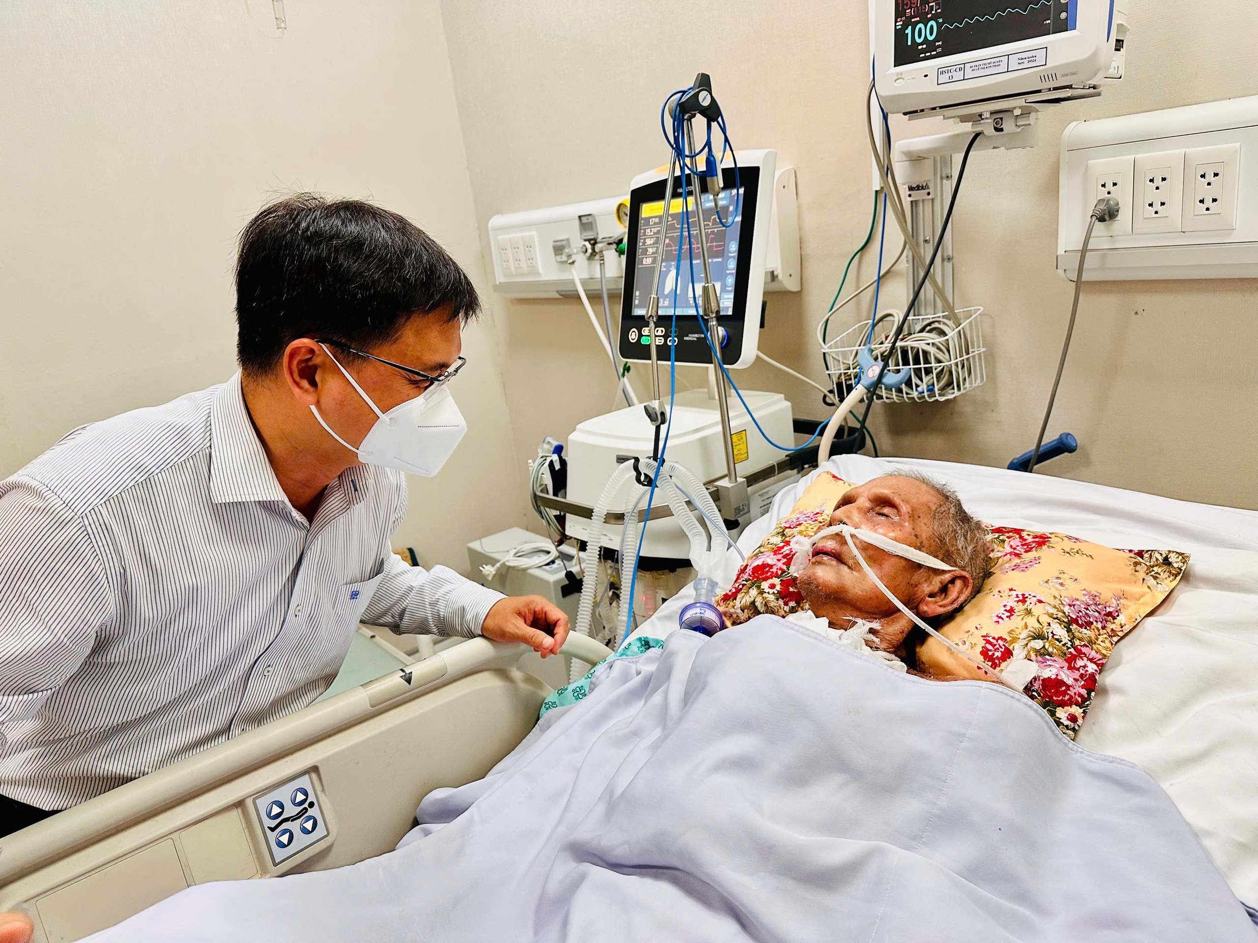 Trưởng Ban Tuyên giáo và Dân vận Thành ủy TP HCM thăm nhạc sĩ Lư Nhất Vũ và NSND Thanh Tuấn- Ảnh 1. Trưởng Ban Tuyên giáo và Dân vận Thành ủy TP HCM thăm nhạc sĩ Lư Nhất Vũ và NSND Thanh Tuấn- Ảnh 1.