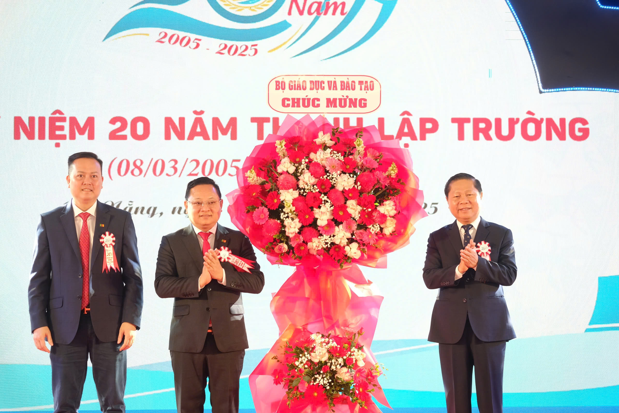 Trường Cao đẳng Công nghệ Y - Dược Việt Nam kỷ niệm 20 năm thành lập, phát triển- Ảnh 1. Trường Cao đẳng Công nghệ Y - Dược Việt Nam kỷ niệm 20 năm thành lập, phát triển- Ảnh 1.