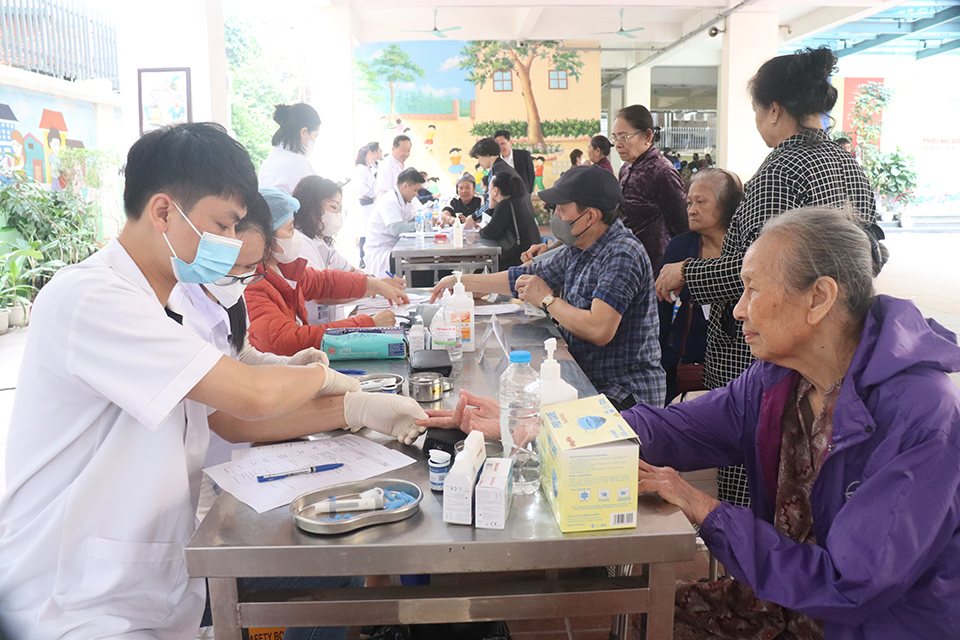 Bác sĩ khám sáng lọc bệnh đái tháo đường cho người cao tuổi quận Hoàn Kiếm.