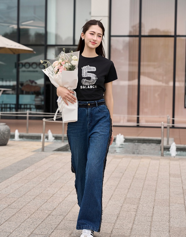 Từ cổ điển đến hiện đại, denim 'cân' mọi cá tính thời trang- Ảnh 1. Từ cổ điển đến hiện đại, denim 'cân' mọi cá tính thời trang- Ảnh 1.