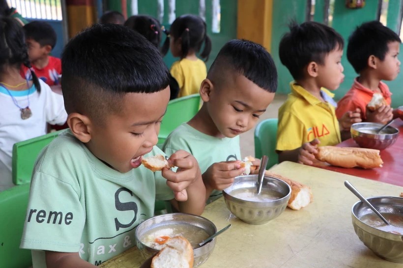 Bữa ăn bán trú của học sinh điểm trường thôn 4, xã Trà Thủy, huyện Trà Bồng, tỉnh Quảng Ngãi. (Ảnh: TTXVN)