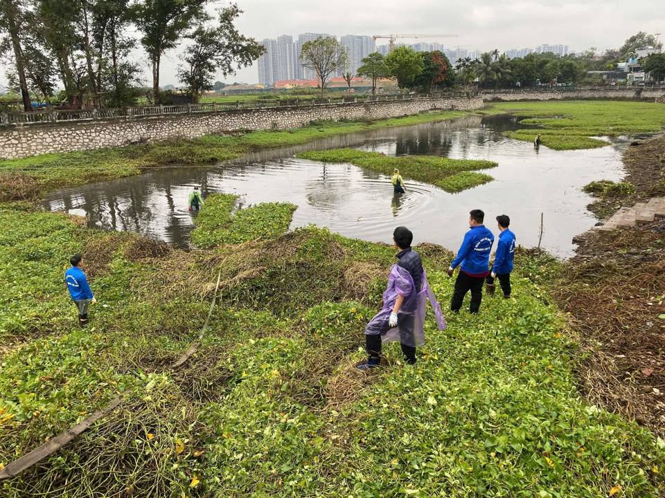 Đoàn viên, thanh niên phường Đại Mỗ, quận Nam Từ Liêm tham gia nạo vét ao để tạo cảnh quan môi trường xanh-sạch-đẹp, Ảnh: Đoàn thanh niên phường Đại Mỗ