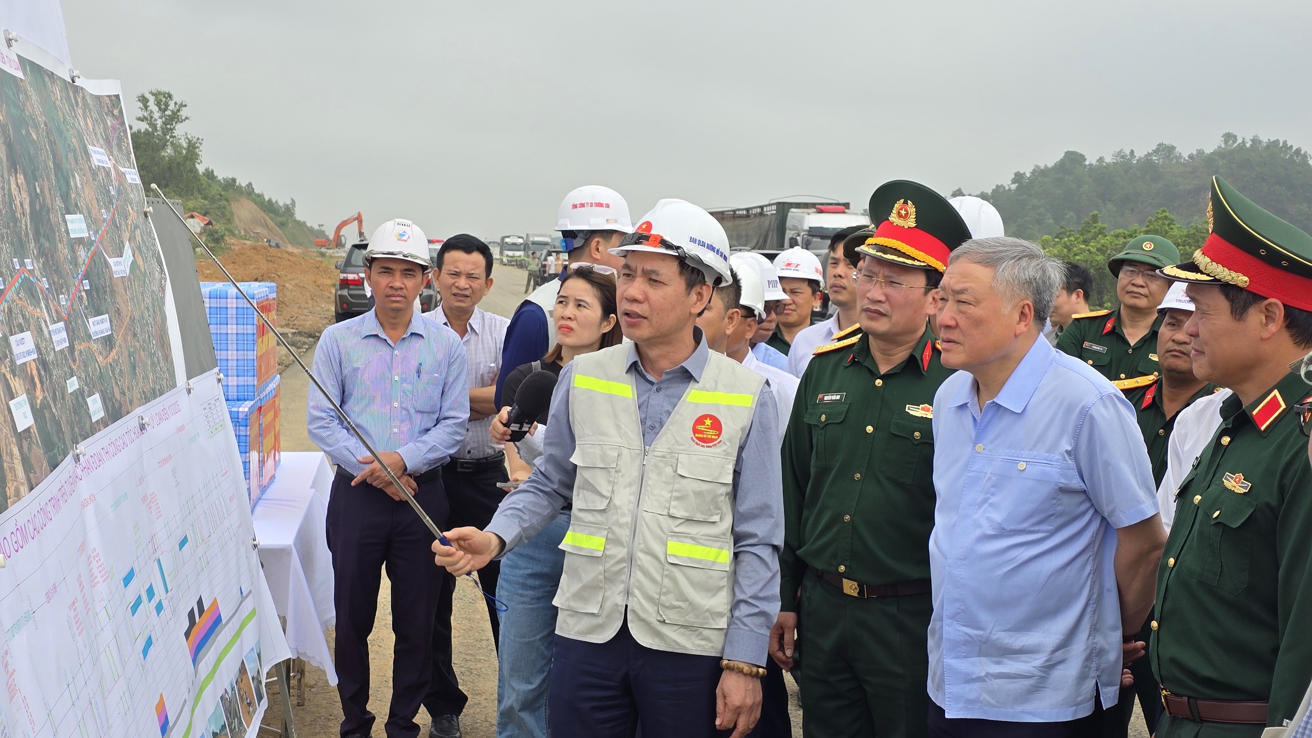 Ưu tiên nguồn đá, giải quyết dứt điểm mặt bằng đường gom cao tốc Hòa Liên - Túy Loan- Ảnh 1. Ưu tiên nguồn đá, giải quyết dứt điểm mặt bằng đường gom cao tốc Hòa Liên - Túy Loan- Ảnh 1.
