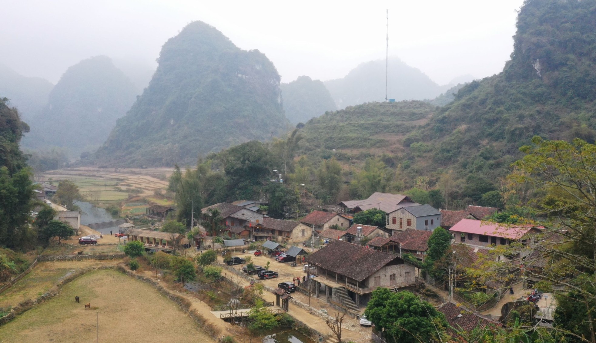 Vẻ bình yên 'làng đá nở hoa' trăm tuổi ở Cao Bằng ảnh 1