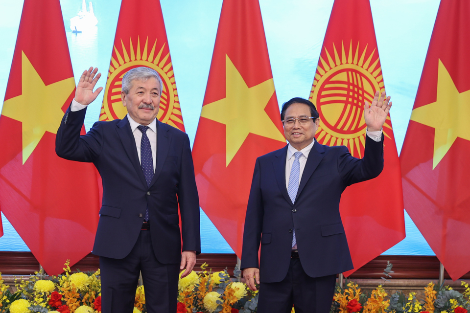 Thủ tướng Chính phủ Phạm Minh Chính tiếp đón Thủ tướng Kyrgyzstan Adylbek Kasymaliev tại Phủ chủ tịch sáng 6/3. Ảnh: Facebook/Thông tin Chính phủ