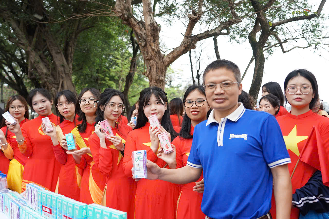 Vinamilk hỗ trợ nước uống, sữa tại sự kiện diễu hành áo dài và xếp hình bản đồ Việt Nam- Ảnh 1. Vinamilk hỗ trợ nước uống, sữa tại sự kiện diễu hành áo dài và xếp hình bản đồ Việt Nam- Ảnh 1.