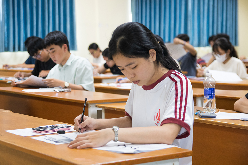 Vượt trăm cây số, thức khuya ôn thi tranh suất vào ĐH - Ảnh 1. Vượt trăm cây số, thức khuya ôn thi tranh suất vào ĐH - Ảnh 1.