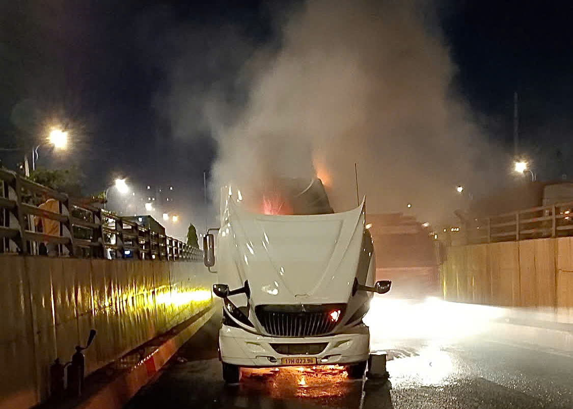 TP HCM: Xe container đang chạy vào hầm chui Mỹ Thủy thì cháy dữ dội- Ảnh 1. TP HCM: Xe container đang chạy vào hầm chui Mỹ Thủy thì cháy dữ dội- Ảnh 1.
