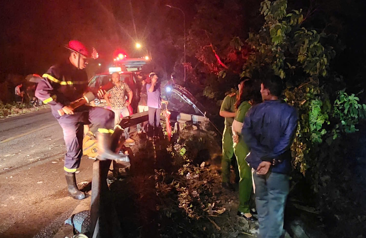Vụ xe khách 52 chỗ rơi đèo Bảo Lộc, nhiều người la hét cầu cứu: Xe mất phanh trước tai nạn?- Ảnh 1. Vụ xe khách 52 chỗ rơi đèo Bảo Lộc, nhiều người la hét cầu cứu: Xe mất phanh trước tai nạn?- Ảnh 1.