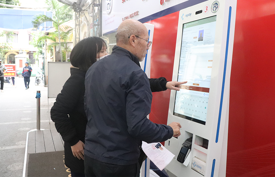 Người dân đăng ký khám chữa bệnh BHYT tại Bệnh viện Đa khoa Xanh pôn. 