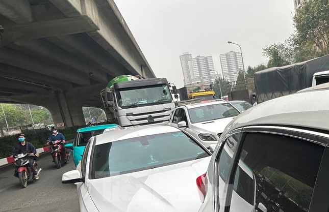 Xén dải phân cách mở rộng nút giao Trung Hòa và đường Khuất Duy Tiến ảnh 1