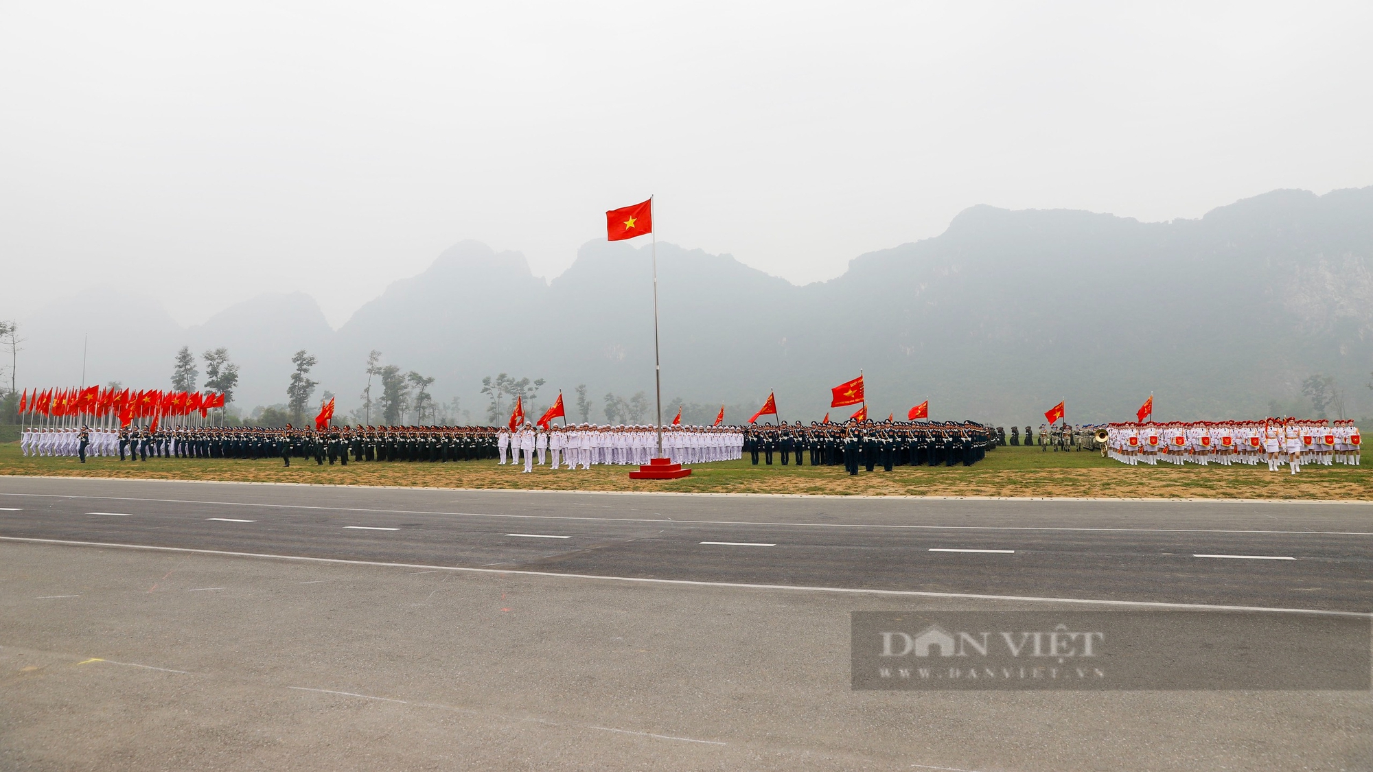 Xếp hình xe tăng tiến vào Dinh Độc Lập tại buổi hợp luyện diễu binh, diễu hành - Ảnh 1.