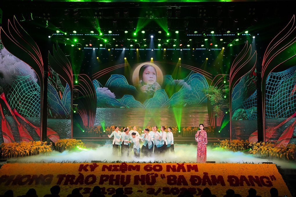 Xúc động chương trình nghệ thuật Sáng mãi truyền thống phụ nữ Ba đảm đang - 1 Xúc động chương trình nghệ thuật Sáng mãi truyền thống phụ nữ Ba đảm đang - 1