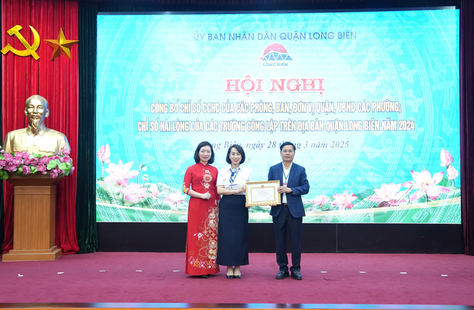 Phó Bí thư Thường trực Quận ủy Long Biên Ngô Mạnh Điềm trao Bằng khen của Chủ tịch UBND TP Hà Nội tặng UBND quận Long Biên có thành tích trong phong trào thi đua ''Đẩy mạnh cải cách hành chính'' trên địa bàn TP Hà Nội năm 2024