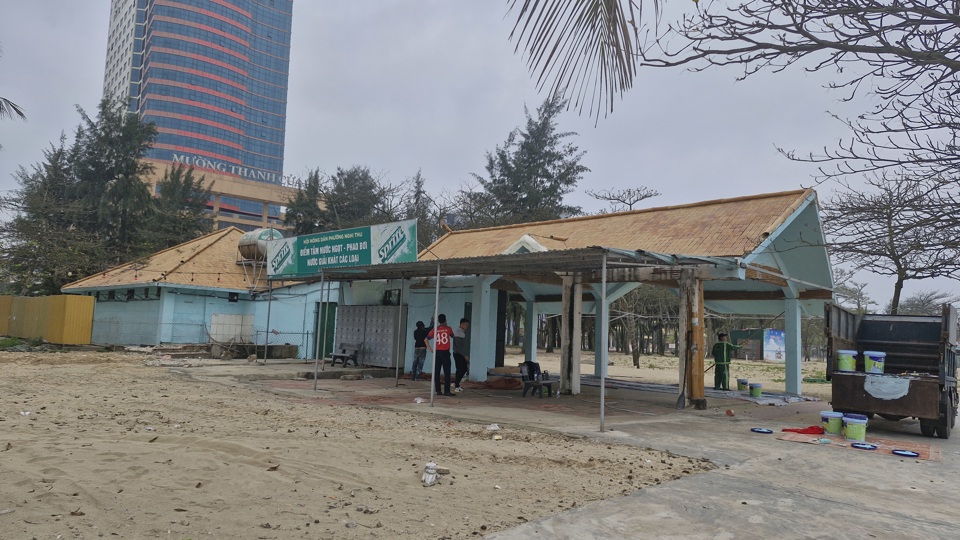 Phòng Văn hóa, Khoa học vàThông tin TP Vinh cho biết, trước thềm hoạt động lễ hội và năm du lịch biển Cửa Lò 2025, TP Vinh đã chỉ đạo các đơn vị chức năng thực hiện việc chỉnh trang đô thị, chỉnh trang bãi biển Cửa Lò để tạo không gian xanh, sạch, đẹp, chuẩn bị kỹ lưỡng để đón du khách thập phương về với Cửa Lò.