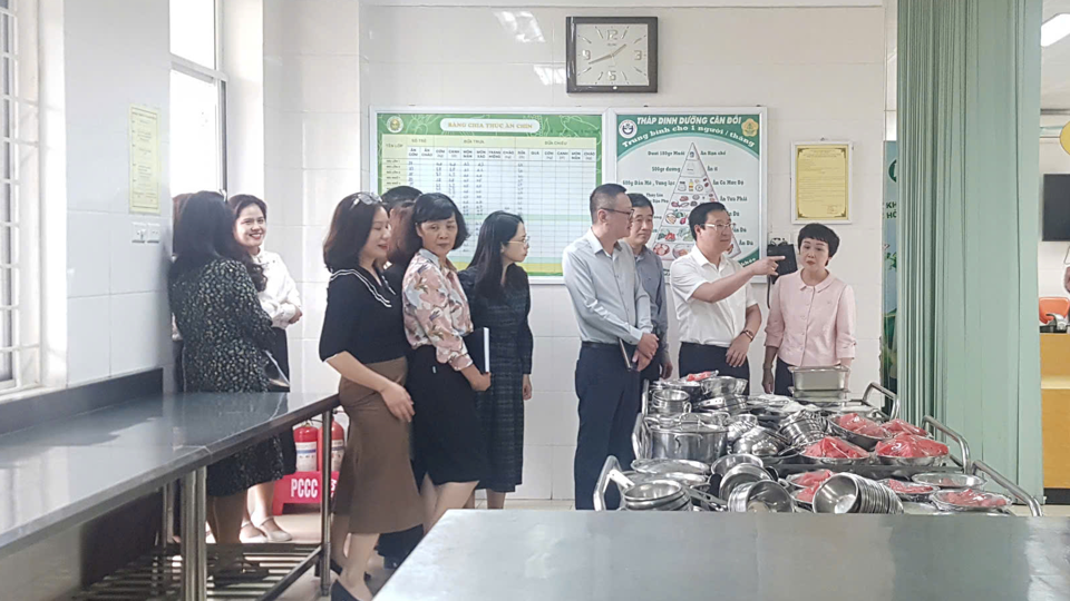 Đoàn giám sát tiến hành khảo sát tại Trường Mầm non 20/10