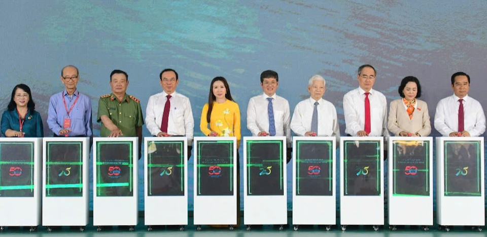 Nguyên lãnh đạo Đảng, nhà nước, lãnh đạo TP Hồ Chí Minh và đại diện đơn vị tài trợ cùng ấn nút khởi công cầu đi bộ qua sông Sài Gòn