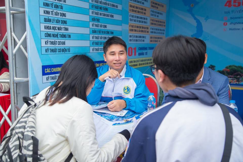 Năm 2025, nhiều trường đại học bổ sung tổ hợp xét tuyển mới.