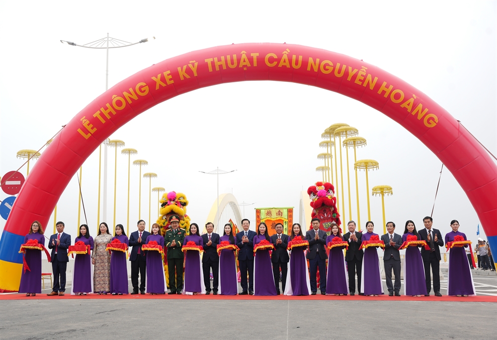 Các đại biểu làm lễ cắt băng thông xe kỹ thuật cầu vượt Nguyễn Hoàng
