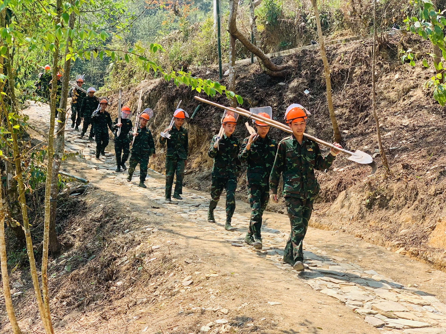Những người lính Công binh thường được gọi là lực lượng “Đi trước, về sau” bởi nhiệm vụ, sự dấn thân và hy sinh thầm lặng của các anh Những người lính Công binh thường được gọi là lực lượng “Đi trước, về sau” bởi nhiệm vụ, sự dấn thân và hy sinh thầm lặng của các anh