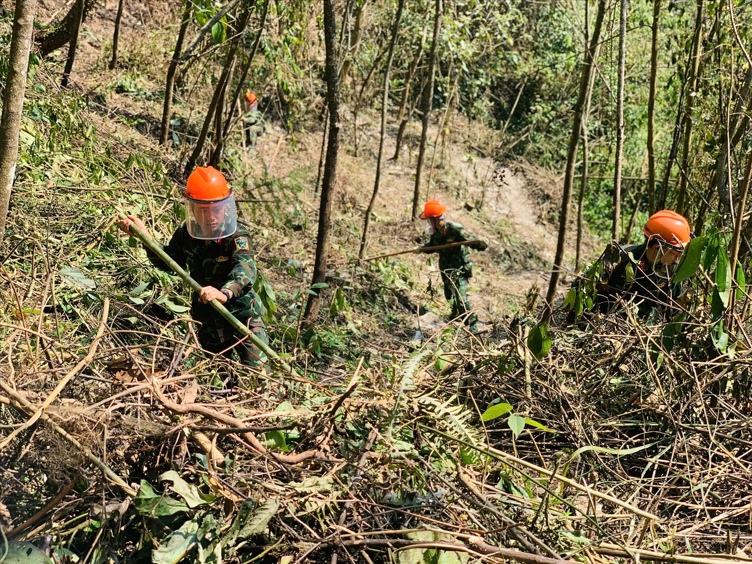 Mỗi cán bộ, chiến sĩ thực hiện vụ rà phá bom mìn, vật liệu nổ cần sự tập trung cao độ trong nhiệm vụ Mỗi cán bộ, chiến sĩ thực hiện vụ rà phá bom mìn, vật liệu nổ cần sự tập trung cao độ trong nhiệm vụ