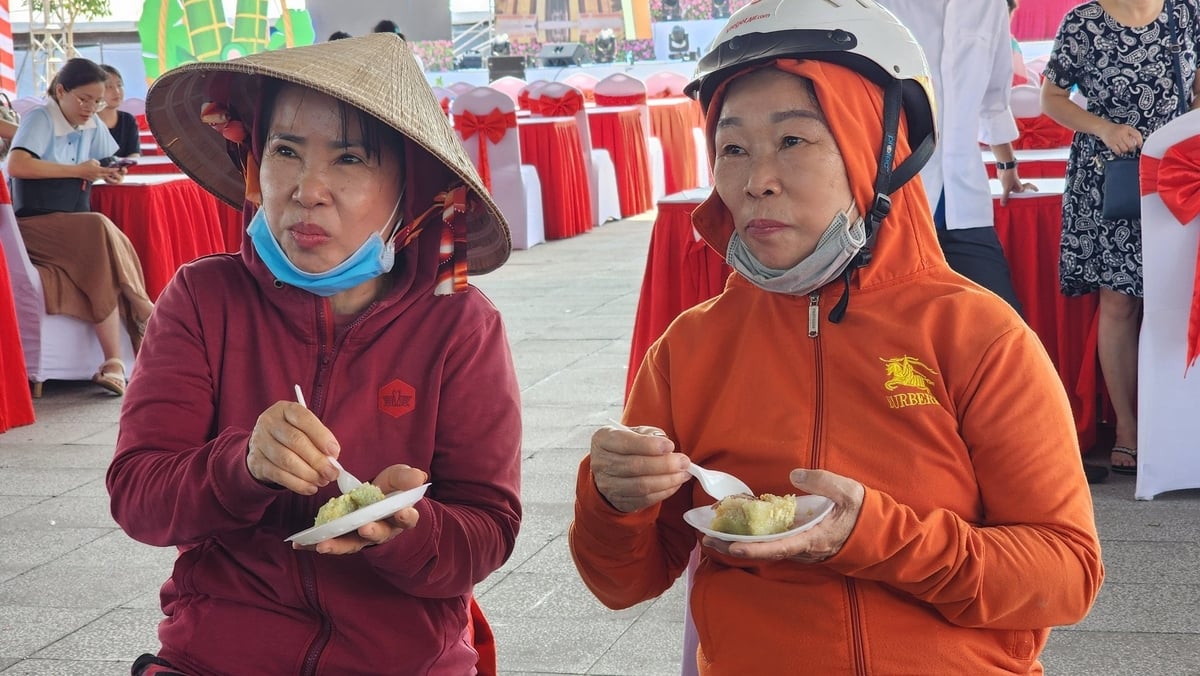 Thực khách thưởng thức bánh chưng khổng lồ tại Lễ hội Bánh dân gian Nam Bộ lần thứ XII, năm 2025. Ảnh: Kim Anh.