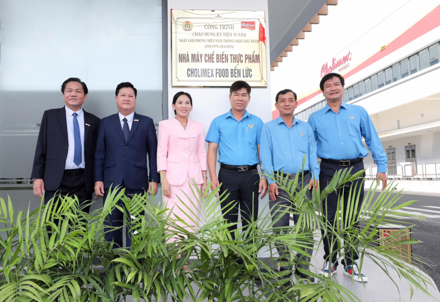 Ban-Cong-tac-dai-bieu-don-nhan-Huan-chuong-Lao.jpeg - Vietnam.vn
