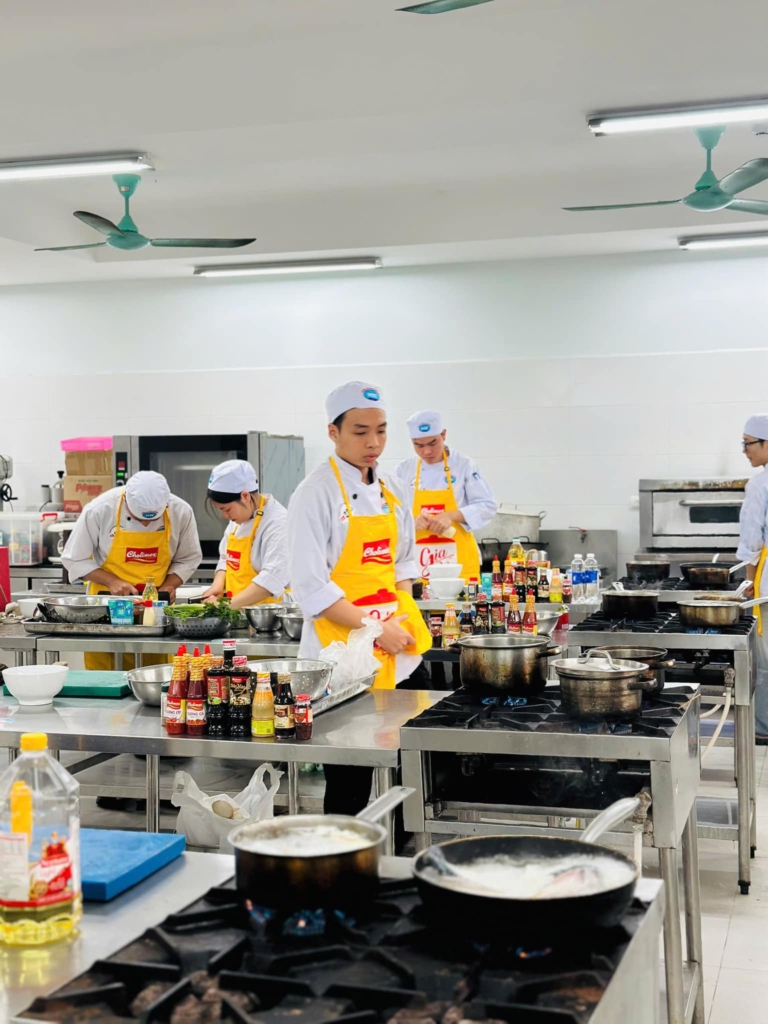 Cô giáo cắt tóc nữ sinh ngay tại lớp - Vietnam.vn