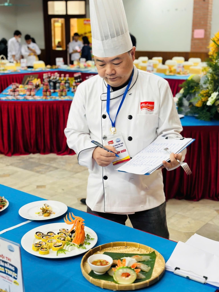 1679517874_Co-giao-cat-toc-nu-sinh-ngay-tai-lop.jpg - Vietnam.vn