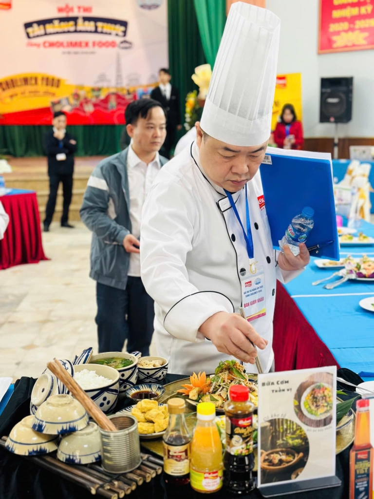 Bí thư Tỉnh uỷ Lê Trường Lưu tiếp công dân tại phường Tứ Hạ - Vietnam.vn
