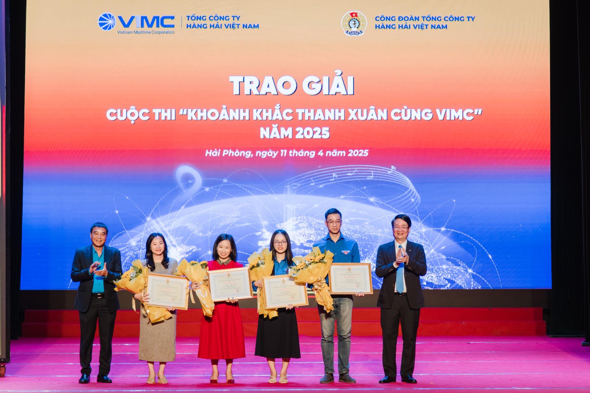 Có thể là hình ảnh về ‎6 người, phòng tin tức, cái bục và ‎văn bản cho biết '‎VIMC Vietran tramMauitineCoperetion Vwtram-MatineCoperetion и6oT TỐNG CÔNG TI HÀNG HÀI VIỆT NAM צנ CÔNG ĐOÀN TỐNG CÔNG TY HÀNG HAI VIỆT NAM TRAO GIẢI CUỘC THI "ΚΗΟΆΝΗ KHẮC THANH XUÂN CÙNG VIMC" NAM 2025 Hải Phòng, ngày 11 tháng năm 2025‎'‎‎