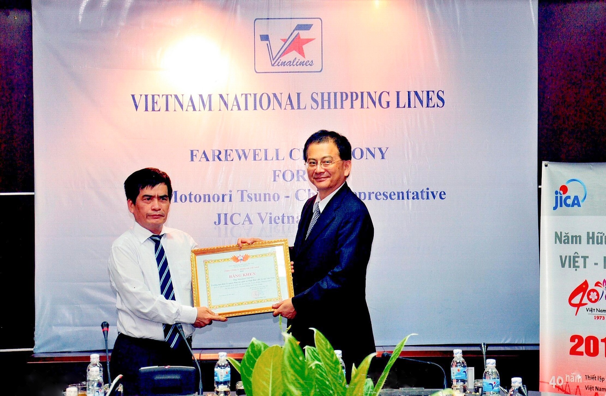 Có thể là hình ảnh về 2 người và văn bản cho biết 'VA inalines VIETNAM NATIONAL SHIPPING LINES ONY FAREWELL FOR otonori Tsuno-CL Tsuno- JICA JICAVietn Vietn presentative MESUKIIN jicA jicA Năm NămHữ Hữ VIỆT Go 1973 20 40hThits ViệtNam 40 năih năiThiết Thiết15'