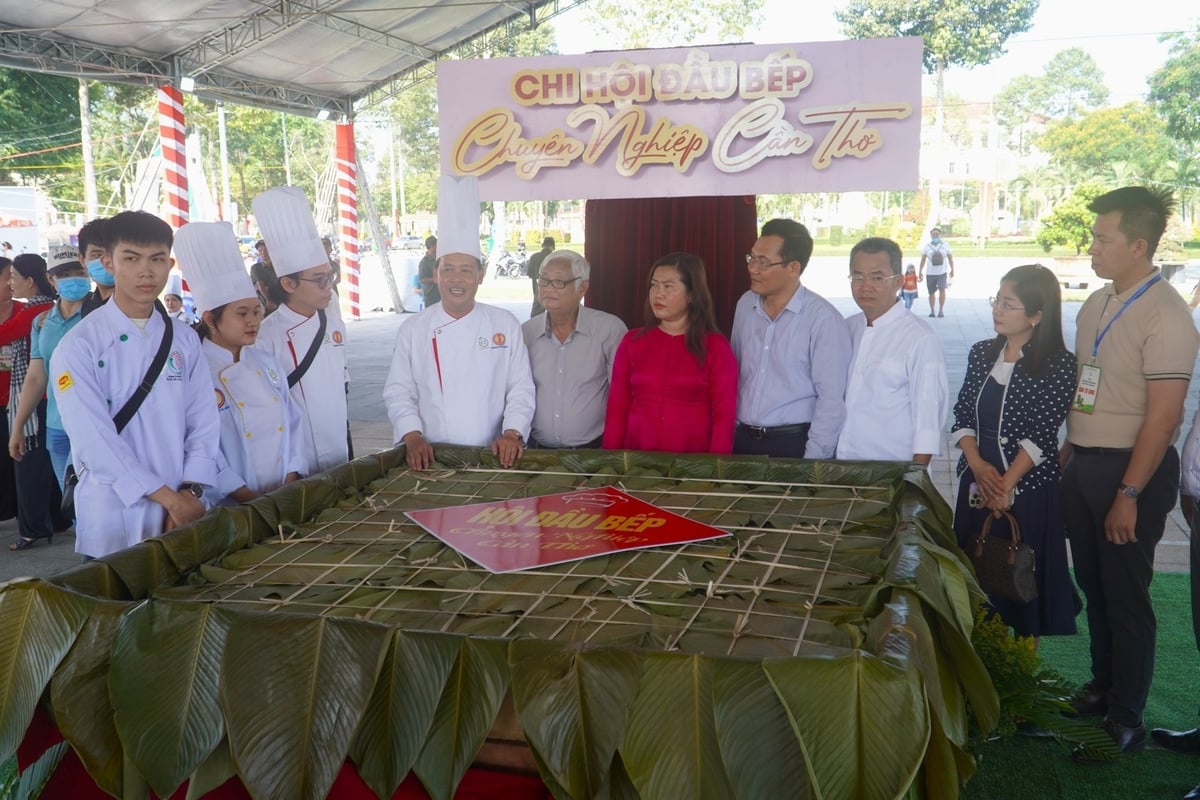 Chiếc bánh chưng khổng lồ do Khu du lịch sinh thái Sông Hậu Farm và nhà hàng Khánh Linh (Cần Thơ) tài trợ thực hiện với kinh phí khoảng 150 triệu đồng. Ảnh: Kim Anh.