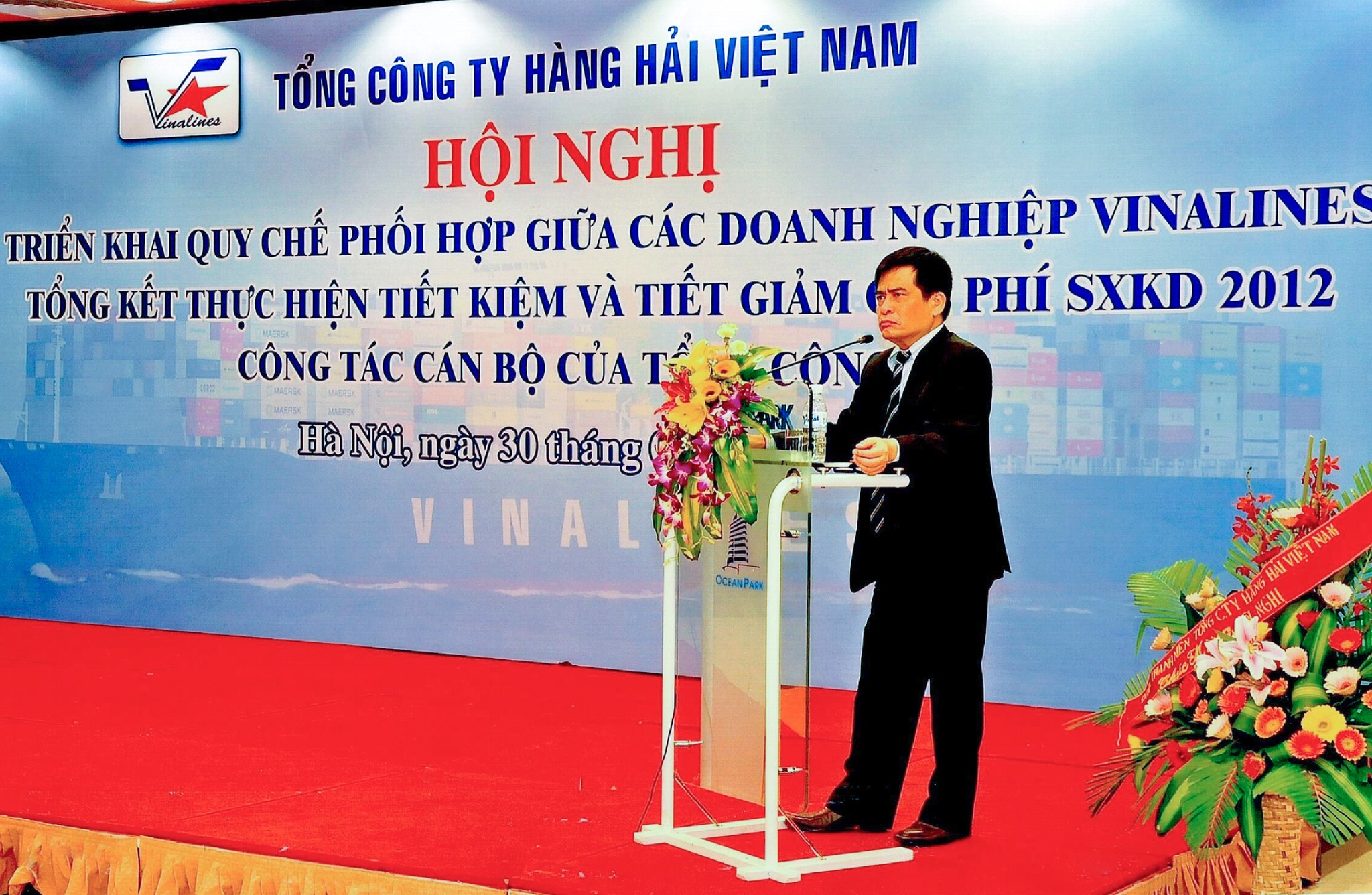 Có thể là hình ảnh về 1 người, cái bục và văn bản cho biết 'kinalines TỔNG CÔNG TY HÀNG HẢI VIỆT NAM HỘI NGHỊ TRIỂN KHAI QUY CHẾ PHỐI HỢP GIỮA CÁC DOANH NGHIỆP VINALINES TỔNG KẾT THỰC HIỆN TIẾT KIỆM VÀ TIẾT GIẢM PHÍ SXKD 2012 CÔNG TÁC CÁN BỘ CỦA Tể CON LMEASN ြ်ရွှး Hà Nội, ngày 30 tháng VINAL CcepaRR អរហាករកសារ HA'