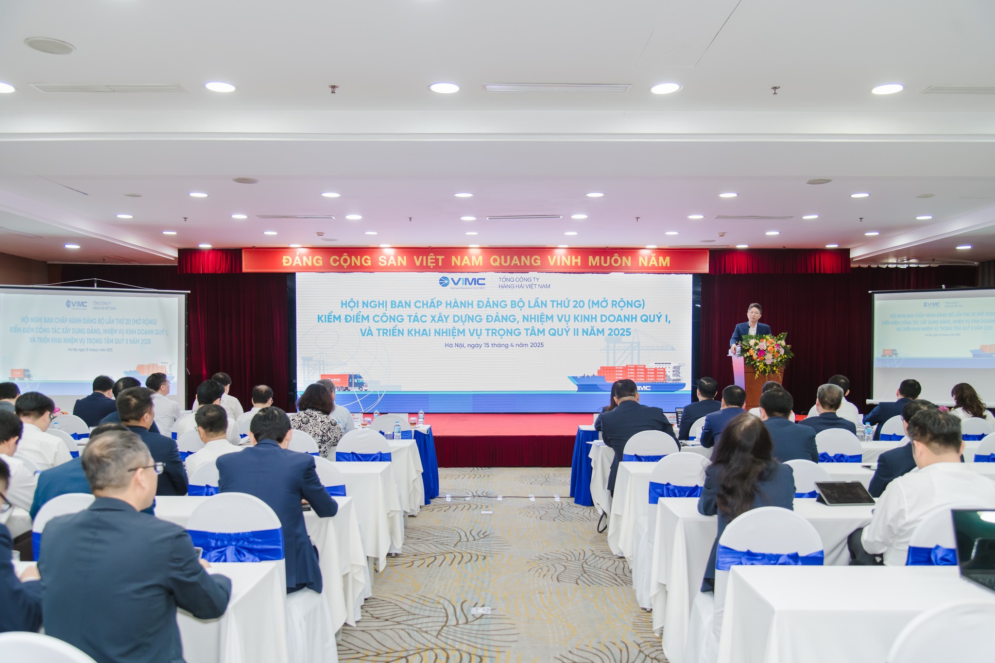 Có thể là hình ảnh về 10 người, cái bục và văn bản