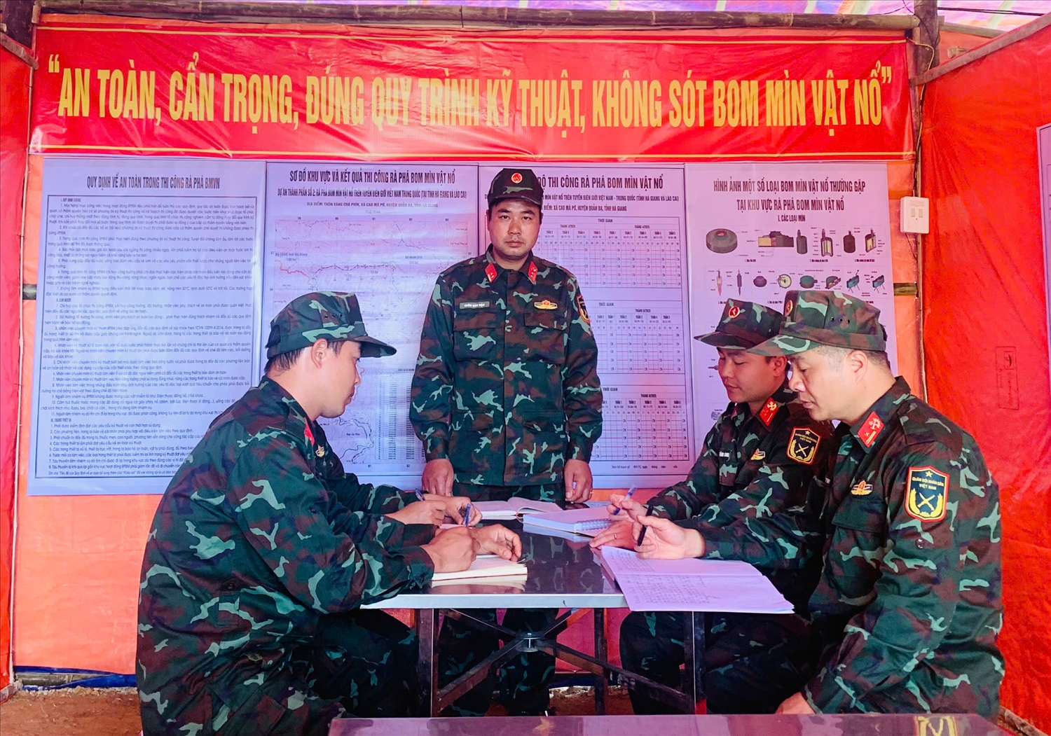 Ban chỉ huy công trường rà phá bom mìn, vật liệu nổ Lữ đoàn 543, Quân khu 2 quán triệt đảm bảo an toàn trong quá trình thực hiện nhiệm vụ Ban chỉ huy công trường rà phá bom mìn, vật liệu nổ Lữ đoàn 543, Quân khu 2 quán triệt đảm bảo an toàn trong quá trình thực hiện nhiệm vụ