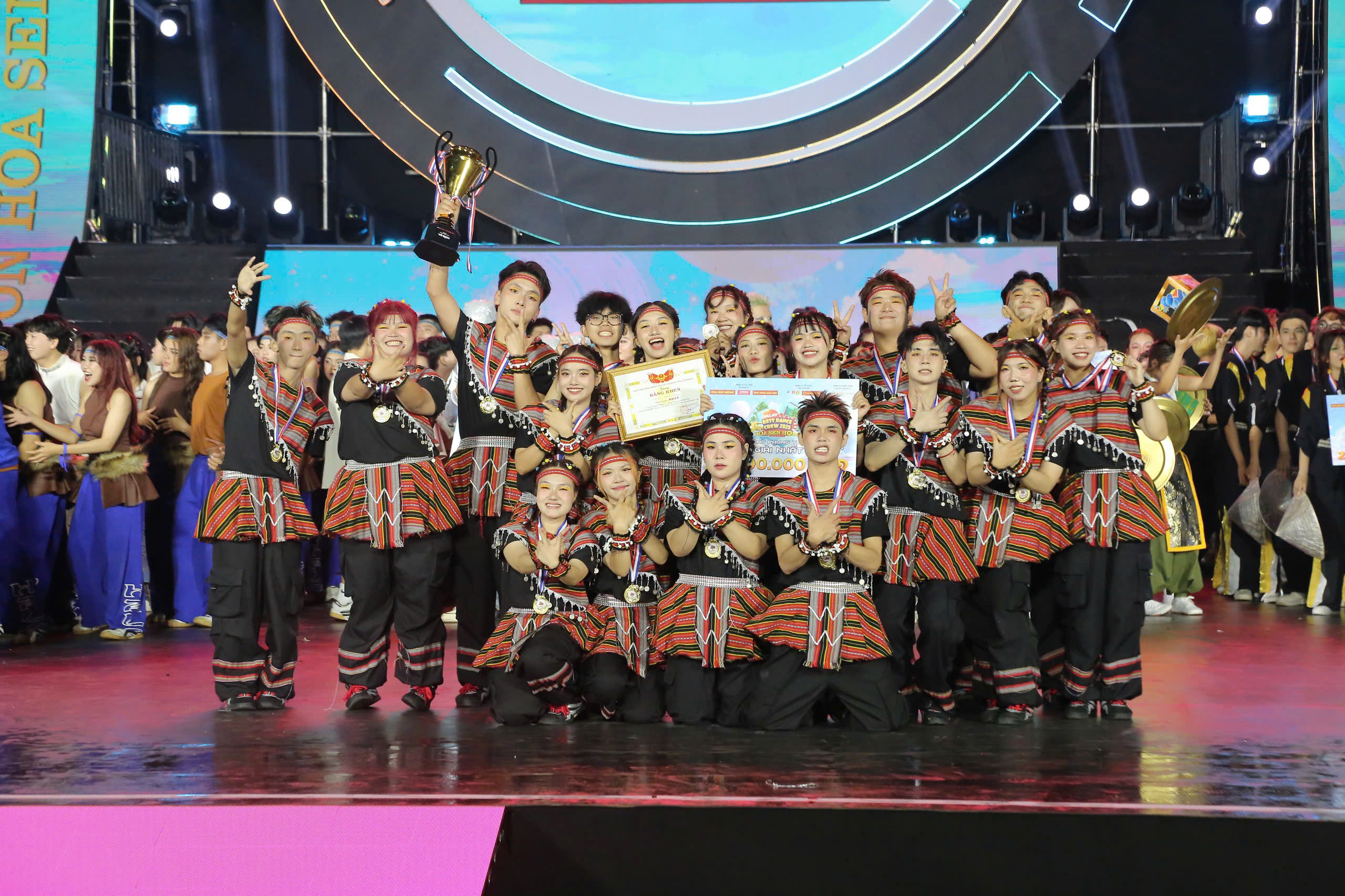 Chờ "ngựa ô" Hồng Lĩnh Hà Tĩnh làm nên kỳ tích ở U17 Quốc gia - Vietnam.vn Nhóm VORTEX DANCE CREW của Trường Đại học Kinh tế – Tài chính TP HCM đăng quang ngôi vị Quán quân Bảng C.
