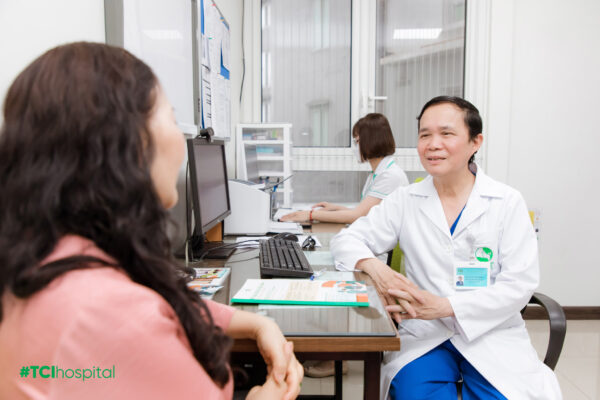 Tham vọng công xưởng thế giới của Ấn Độ - Vietnam.vn Bác sĩ thăm khám và tư vấn cho người bệnh