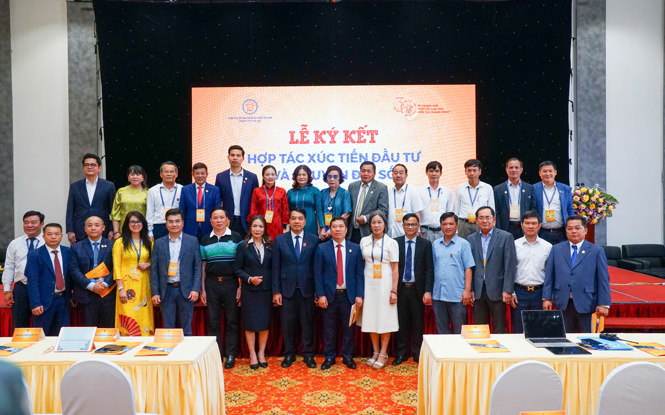 Dâng hương Chủ tịch Hồ Chí Minh nhân dịp sinh nhật Bác - Vietnam.vn