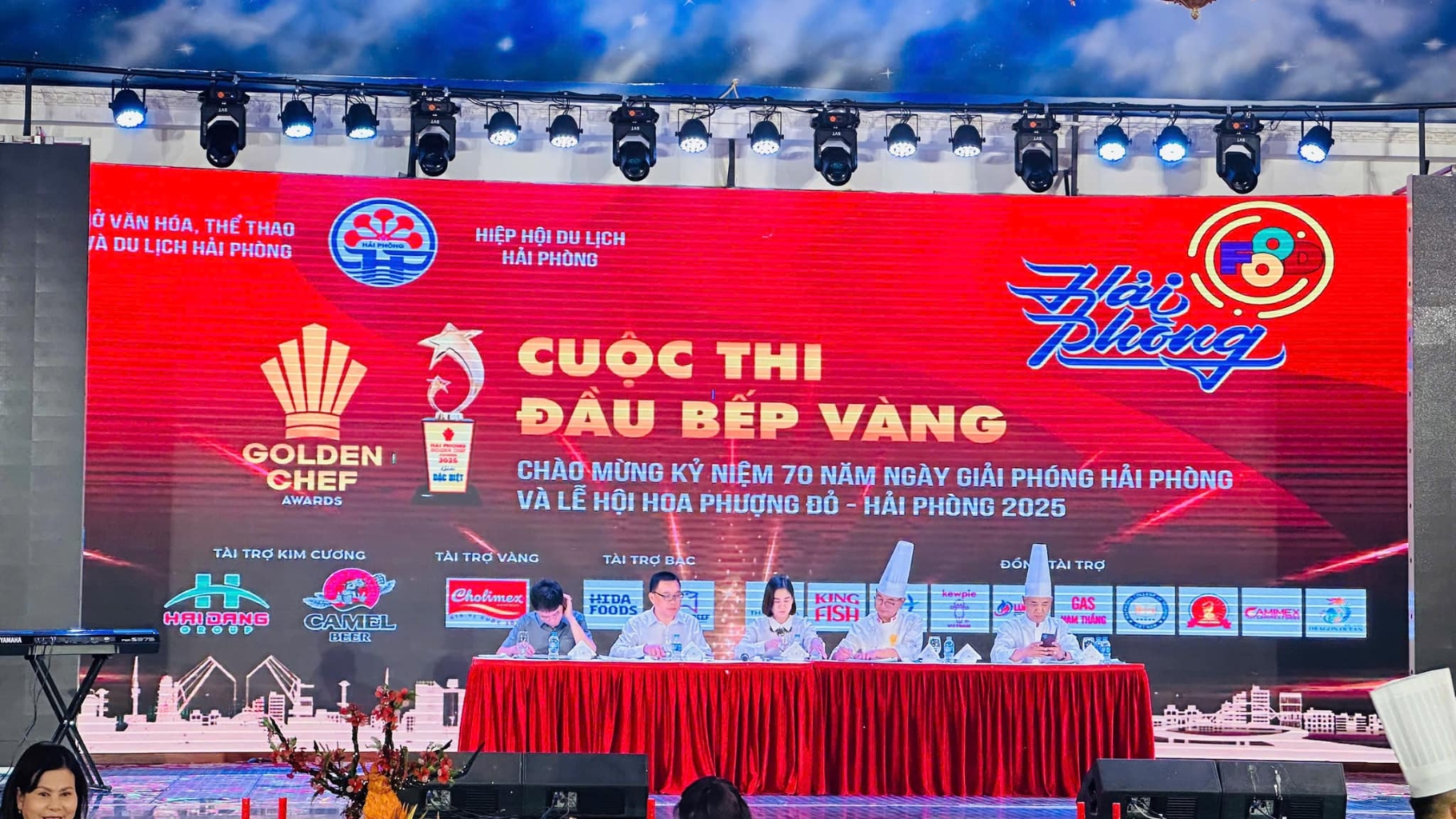 1679546903_Thuong-lam-tranh-ket-hop-du-lich-duong-song.jpg - Vietnam.vn
